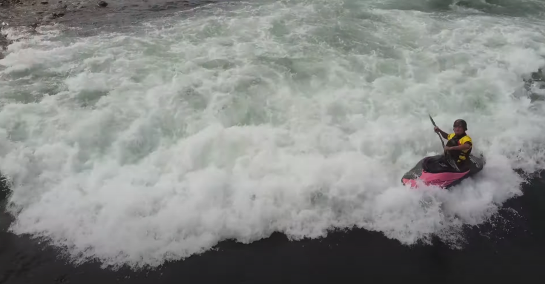 ナミノバでフリースタイルカヤックやるとこんな感じ - Paddling Village 